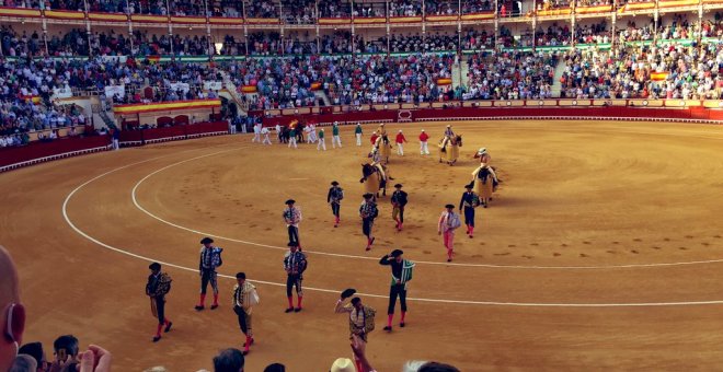 Polémica en Cádiz por una plaza de toros abarrotada y sin ninguna distancia entre los asistentes