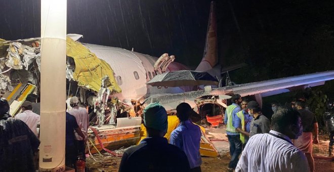 Al menos 16 muertos al salirse de la pista un avión al aterrizar en India