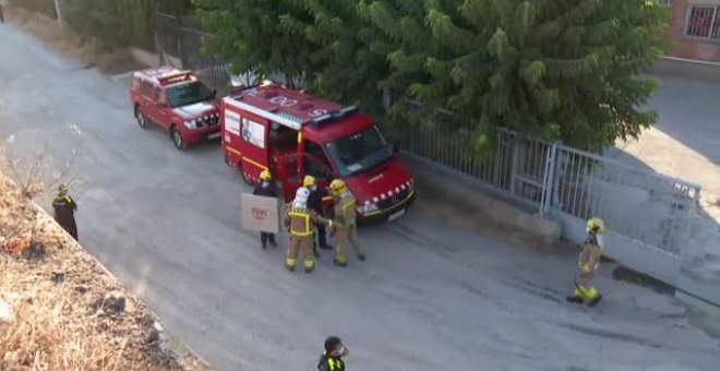 Los bomberos sofocan un aparatoso incendio en un polígono industrial de Barcelona