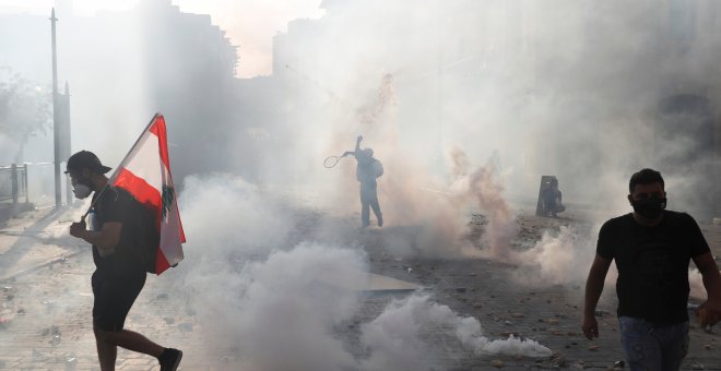 La violencia estalla en un Beirut indignado y el Gobierno propone comicios anticipados