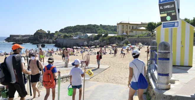 Las principales playas de Santander han colgado más de diez días el cartel de 'completo', con colas de hasta una hora