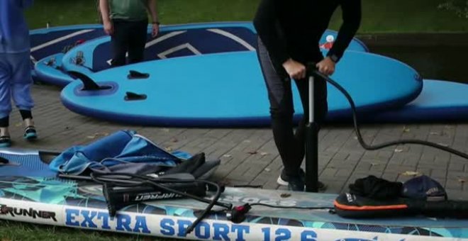 Los amantes del paddle surf desfilan en masa por los canales de San Petersburgo