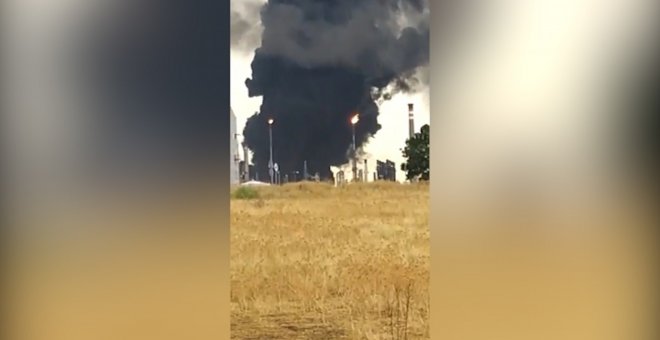 Un rayo provoca un incendio en un depósito de gasoil de Repsol en Puertollano