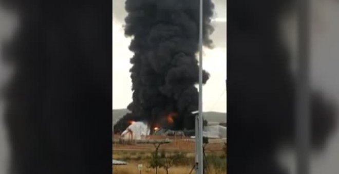 Un rayo provoca un incendio en un tanque de gasoil del Complejo Petroquímico de Puertollano