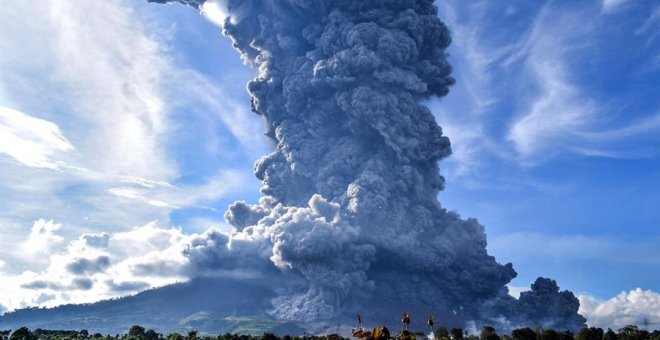 El volcán indonesio Sinabung expulsa una columna de ceniza de 4.500 metros
