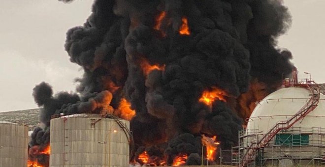 Un rayo provoca un incendio en un depósito de gasoil en complejo industrial de Repsol Puertollano sin heridos