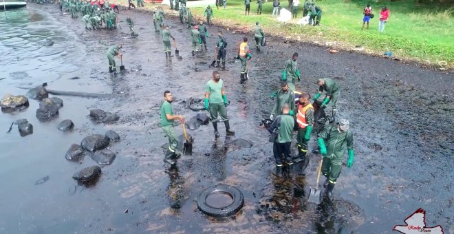 Despliegan dos buques cisterna y varios helicópteros para frenar el vertido de petróleo en Mauricio