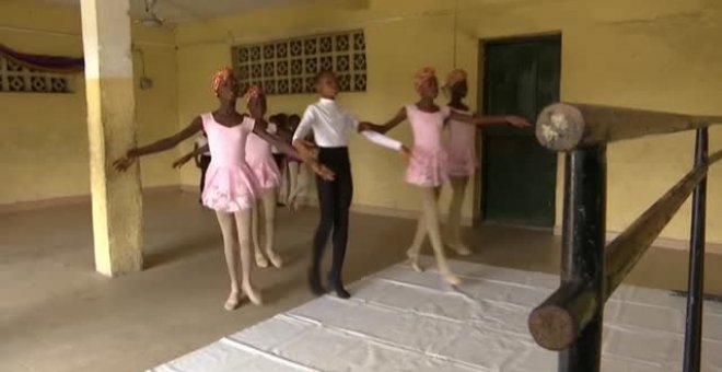 El niño nigeriano que se hizo viral bailando bajo la lluvia estudiará en Nueva York