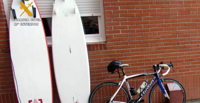 Detenido por robar una bicicleta y dos tablas de surf en un garaje de Cicero y ocultarlo en el Centro Cultural 'Las Fraguas'