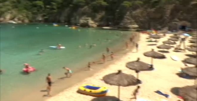 Largas colas para acceder a la playa de Begur