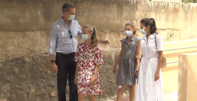 La Reina, Leonor y Sofía comparten peinado en Son Roca