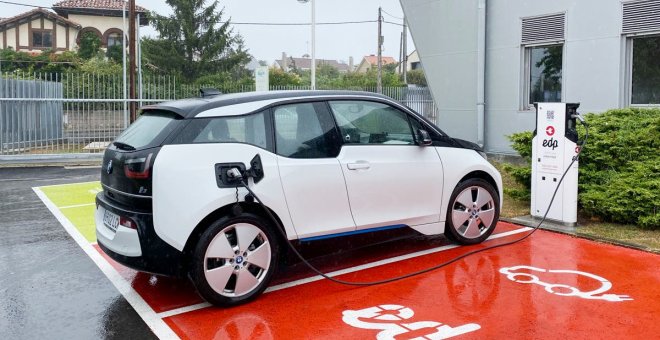 El parque español de coches eléctricos crecerá un 40% este año, hasta 78.400 unidades