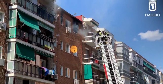 Bomberos extinguen un incendio en una vivienda en Villaverde que no ha dejado heridos