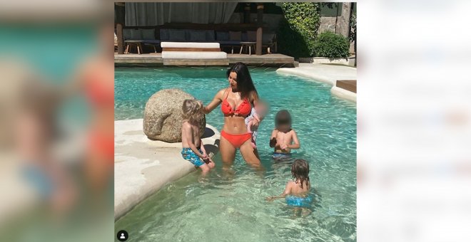 Pilar Rubio disfruta de la piscina junto a sus cuatro hijos