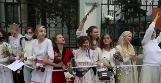 Cientos de personas protestan frente a la embajada de Bielorrusia en Moscú