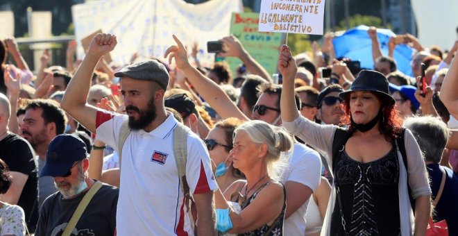 Ni mascarillas ni distancia de seguridad: la manifestación negacionista de la pandemia en Madrid