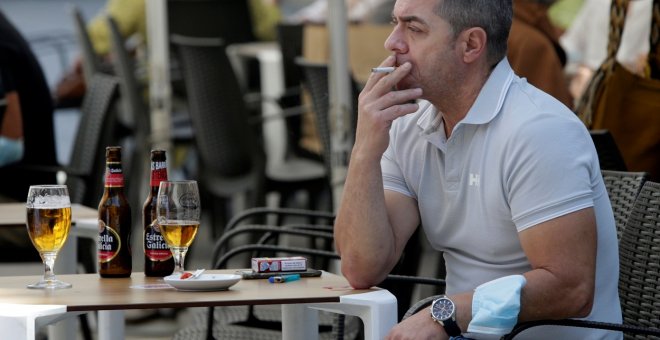 Otras miradas - Prohibición de fumar en calles y terrazas por la covid-19: una medida difusa y temporal