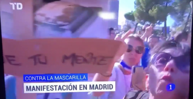 Así fue el momento en el que una manifestante antimascarilla escupe a un cámara de TVE