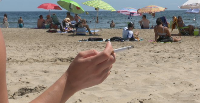 Prohibido fumar en la playa sin distancia de 2 metros desde este martes