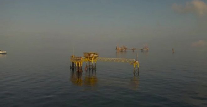 Activistas de Greenpeace llegan a nado a una plataforma petrolífera en el mar del Norte