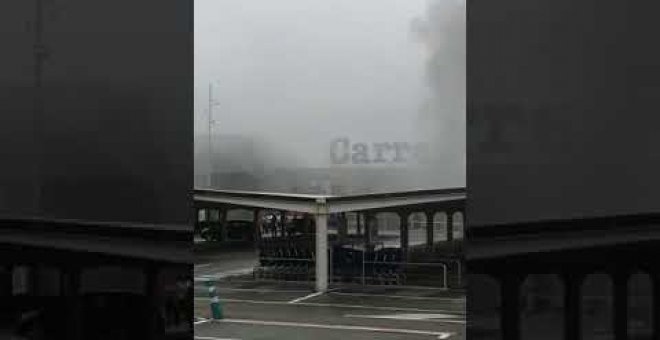 El centro comercial El Alisal reabrirá las tiendas afectadas por el incendio de un transformador "en la mayor brevedad posible"