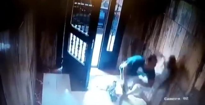 Brutal agresión a una anciana en Valencia durante un asalto en el portal