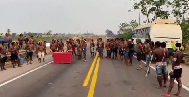 Manifestantes indígenas bloquean una carretera en Brasil para demandar protección ante el COVID-19
