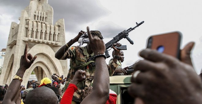 Dimite el presidente de Mali y disuelve el Parlamento tras un golpe de Estado