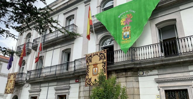 El Ayuntamiento luce un gran pañuelo de fiestas y anima a los vecinos a decorar balcones en homenaje a la Batalla de Flores