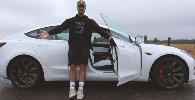 Este youtuber devuelve un Tesla Model 3 de prensa antes de tiempo por un polémico fallo