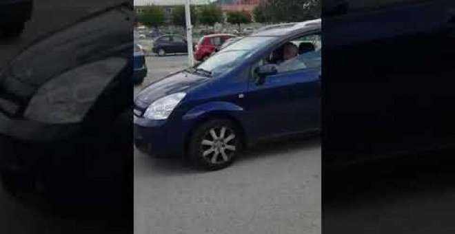 Roban un vehículo en Santander ante la impotencia de su dueña y golpean un coche en su huida
