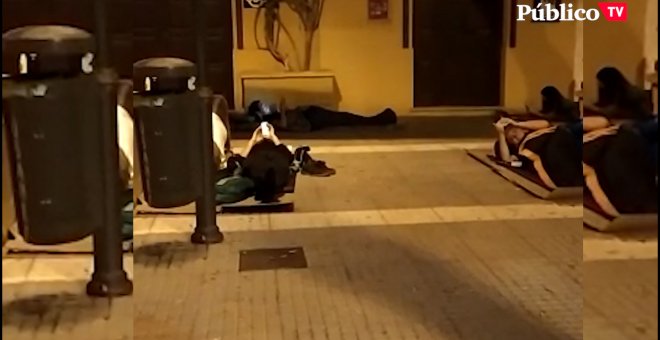 Duermen en la calle para denunciar la situación de su barrio