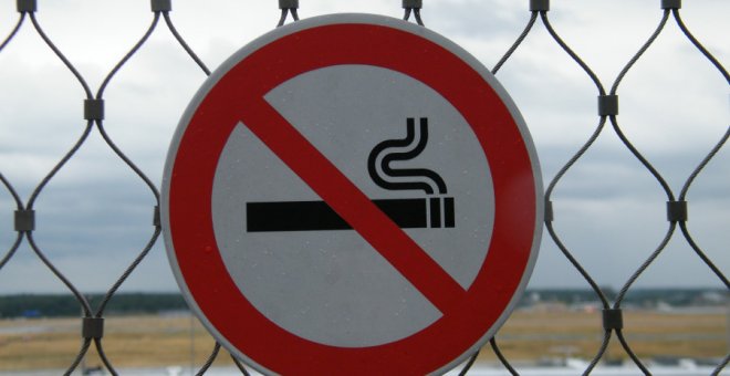 "Nos están quitando nuestra libertad", entre las quejas de los fumadores ante las nuevas prohibiciones en las playas