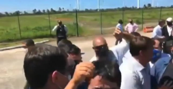 Bolsonaro coge en brazos a un hombre con enanismo pensando que era un niño