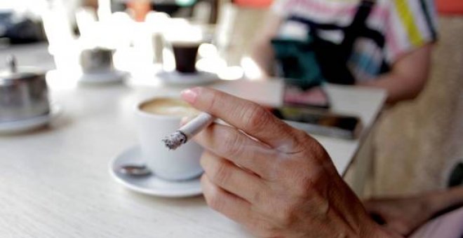 Sanidad propone prohibir fumar en terrazas aunque haya dos metros de distancia