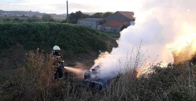 Incendiado un vehículo junto al acceso a Ajo después de sufrir un accidente