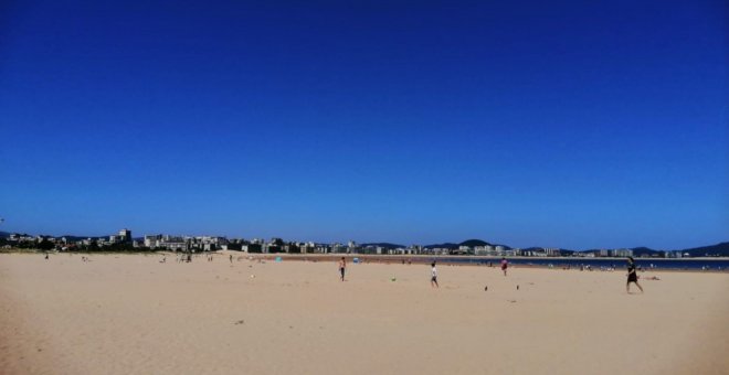 Cantabria hace realidad el proyecto 'Playas sin humo' con la prohibición de fumar por el COVID