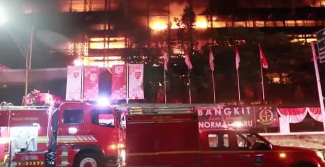 Impactante incendio en la Fiscalía General de Indonesia