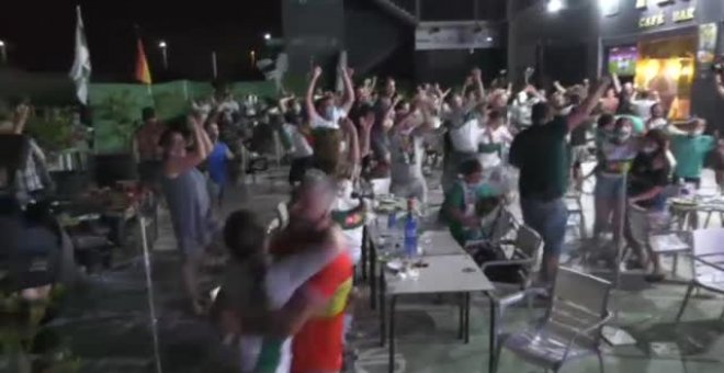 Los ilicitanos celebran el regreso del Elche a Primera sin desprenderse de sus mascarillas