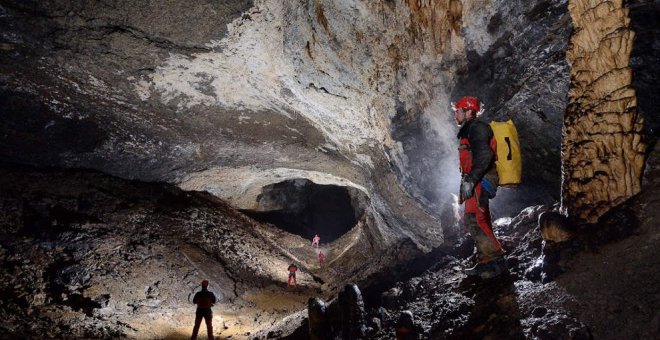 Las cuevas Patrimonio de la Humanidad sufren actos de vandalismo como pintadas, vertido de basura y rotura de estalactitas y estalagmitas