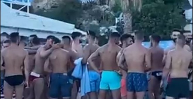 Centenares de personas se reúnen en un chiringuito de Torremolinos sin respetar la distancia de seguridad y sin mascarilla