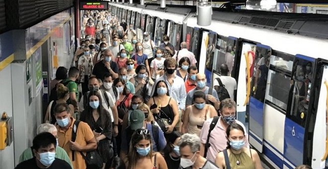 Las críticas que inundan Twitter por la mala gestión de Ayuso: "Están prohibidas las reuniones de más de 10 personas excepto en el Metro de Madrid"