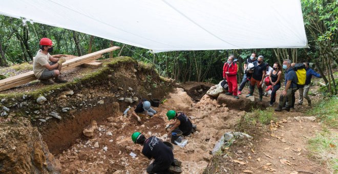 Hallado en La Garma un bifaz de 18 centímetros en el mismo lugar en que fue utilizado