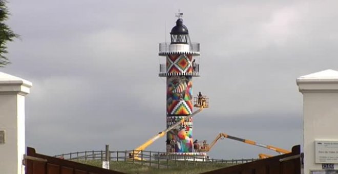 Okuda ultima su colorida intervención en el faro de Ajo (Cantabria)