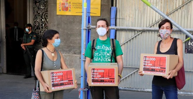 Entregan 230.000 firmas a Celaá por una "vuelta al cole segura" mientras que los estudiantes anuncian una huelga en toda España en septiembre