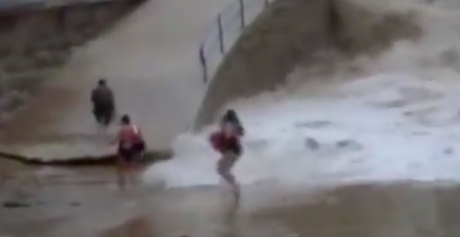 Se hace viral el vídeo de una chica arrastrada por las olas en la playa de El Sardinero