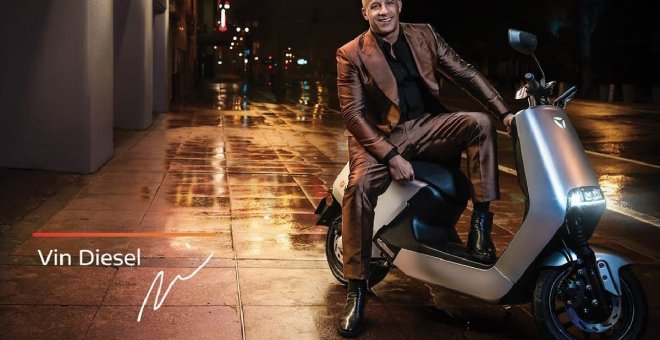 La Yadea G5 resulta un scooter eléctrico menos inocente con Vin Diesel sobre ella