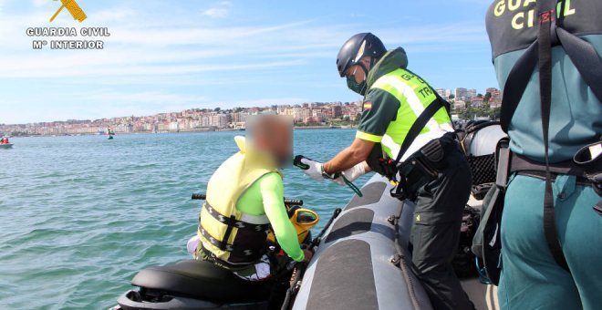 La Guardia Civil realiza pruebas de alcoholemia en embarcaciones de recreo y motos acuáticas