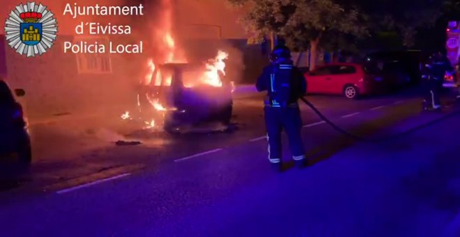 Arde un vehículo estacionado en una calle de Ibiza