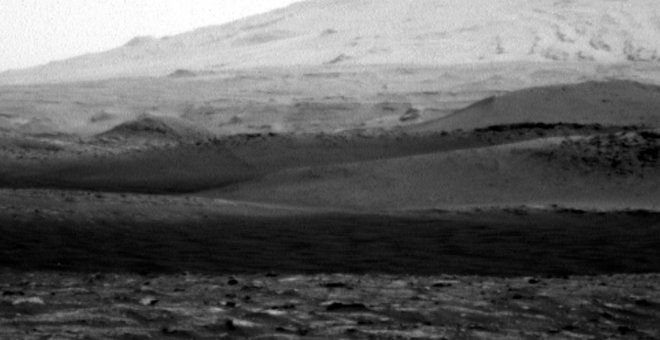 Un diablo de polvo pasa frente al rover Curiosity en Marte